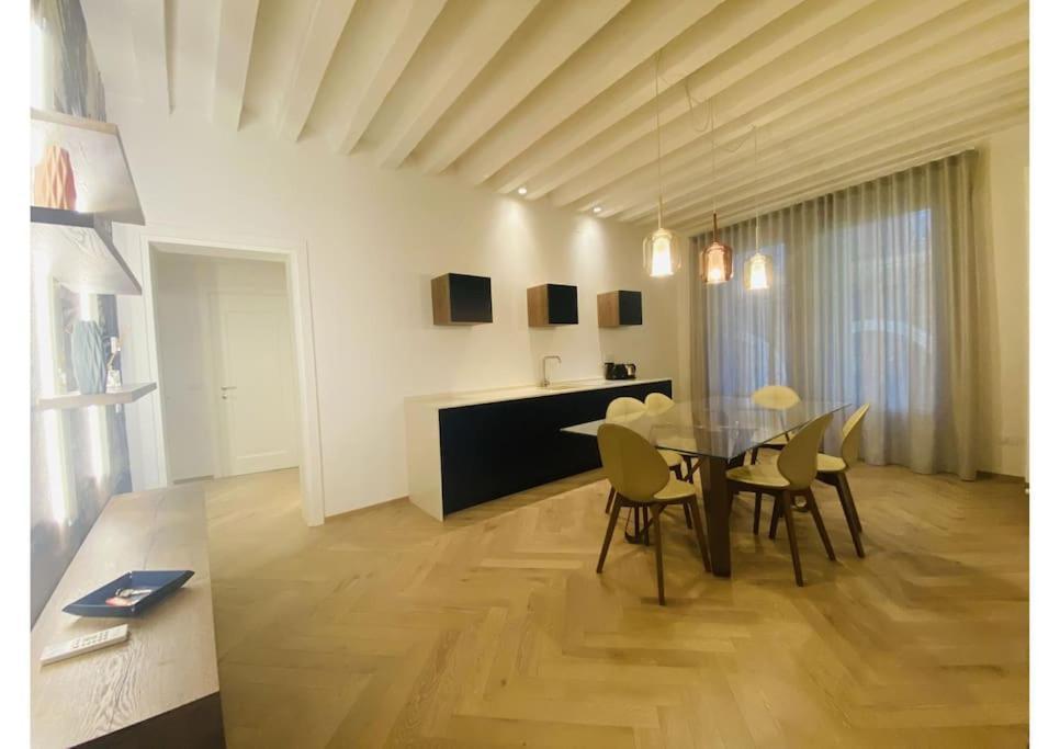 Sweet Time Venice, Luxury San Marco Frezzaria Apt! * Venecia