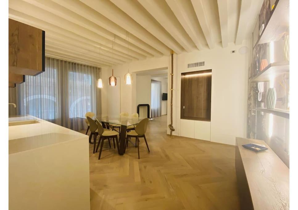 Apartamento Sweet Time Venice, Luxury San Marco Frezzaria Apt! *